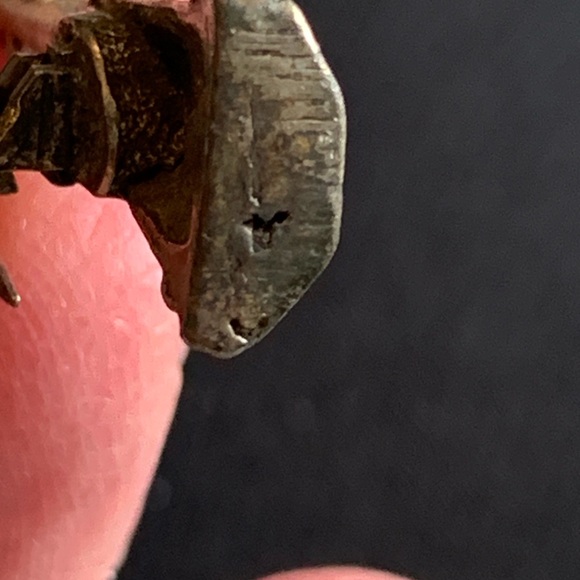 Narnia Vibes Sterling antique lamp post brooch with emerald glass stone. - Picture 9 of 9